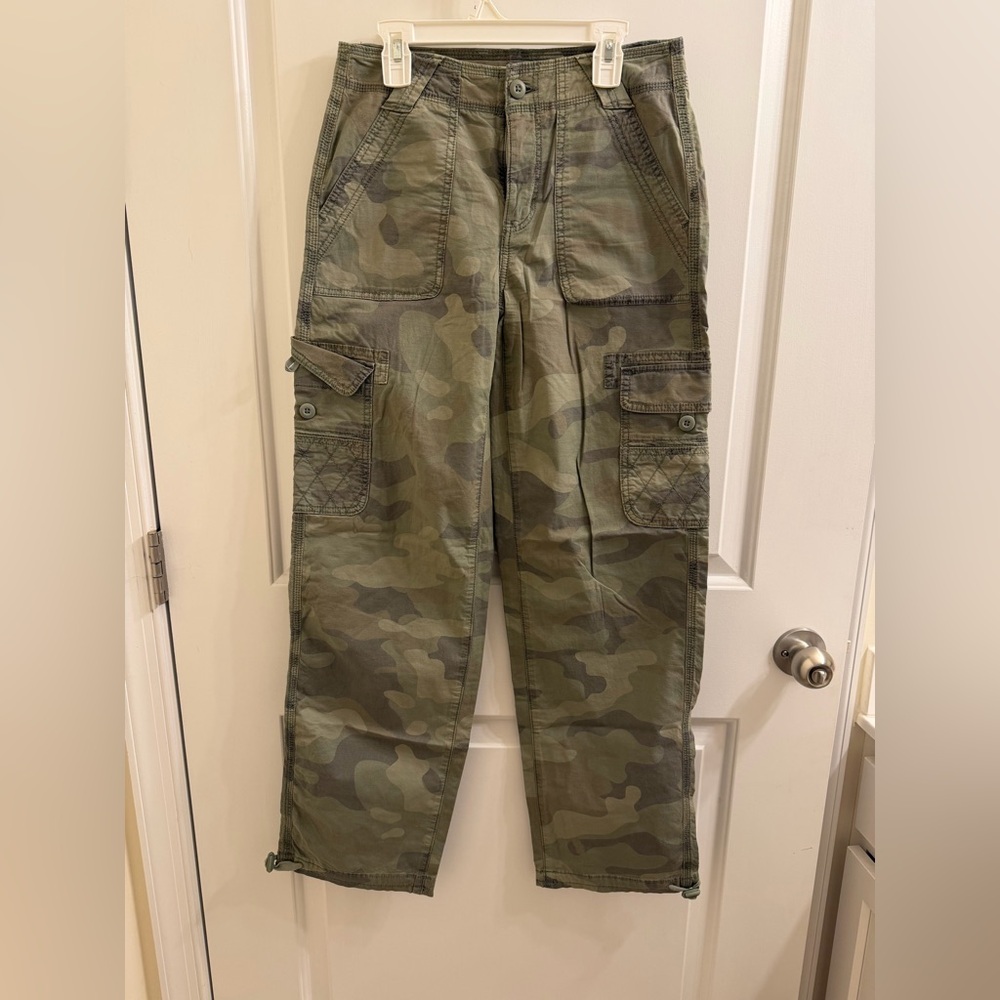 American Eagle Outfitters Green Camouflage Cargo Pants